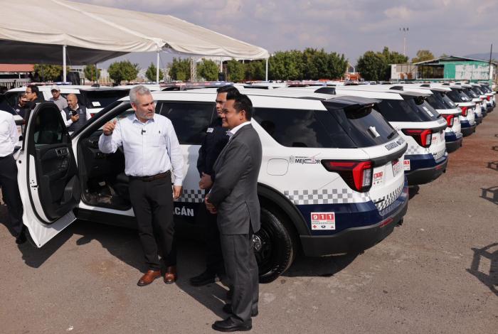 Bedolla entrega 122 patrullas a policías municipales y Guardia Civil