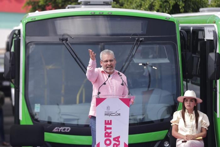 Bedolla entrega 80 unidades al transporte público de Uruapan con cámaras interiores y exteriores