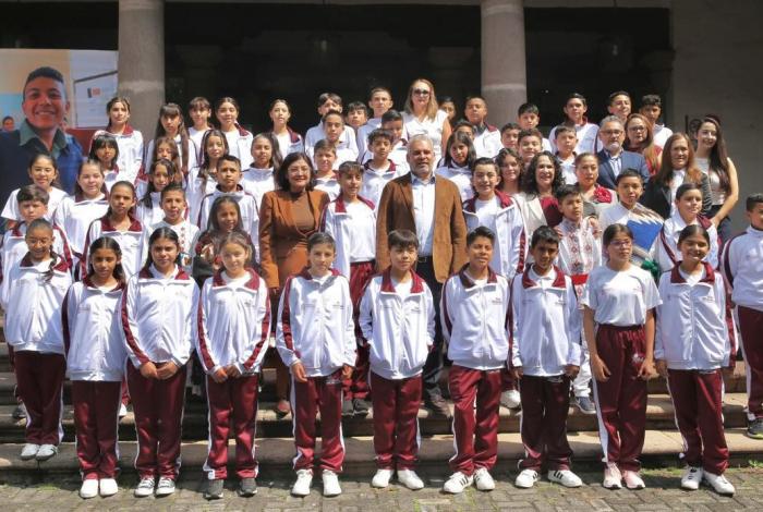 Bedolla entrega laptops a 52 ganadores de la Olimpiada del Conocimiento Infantil 2026