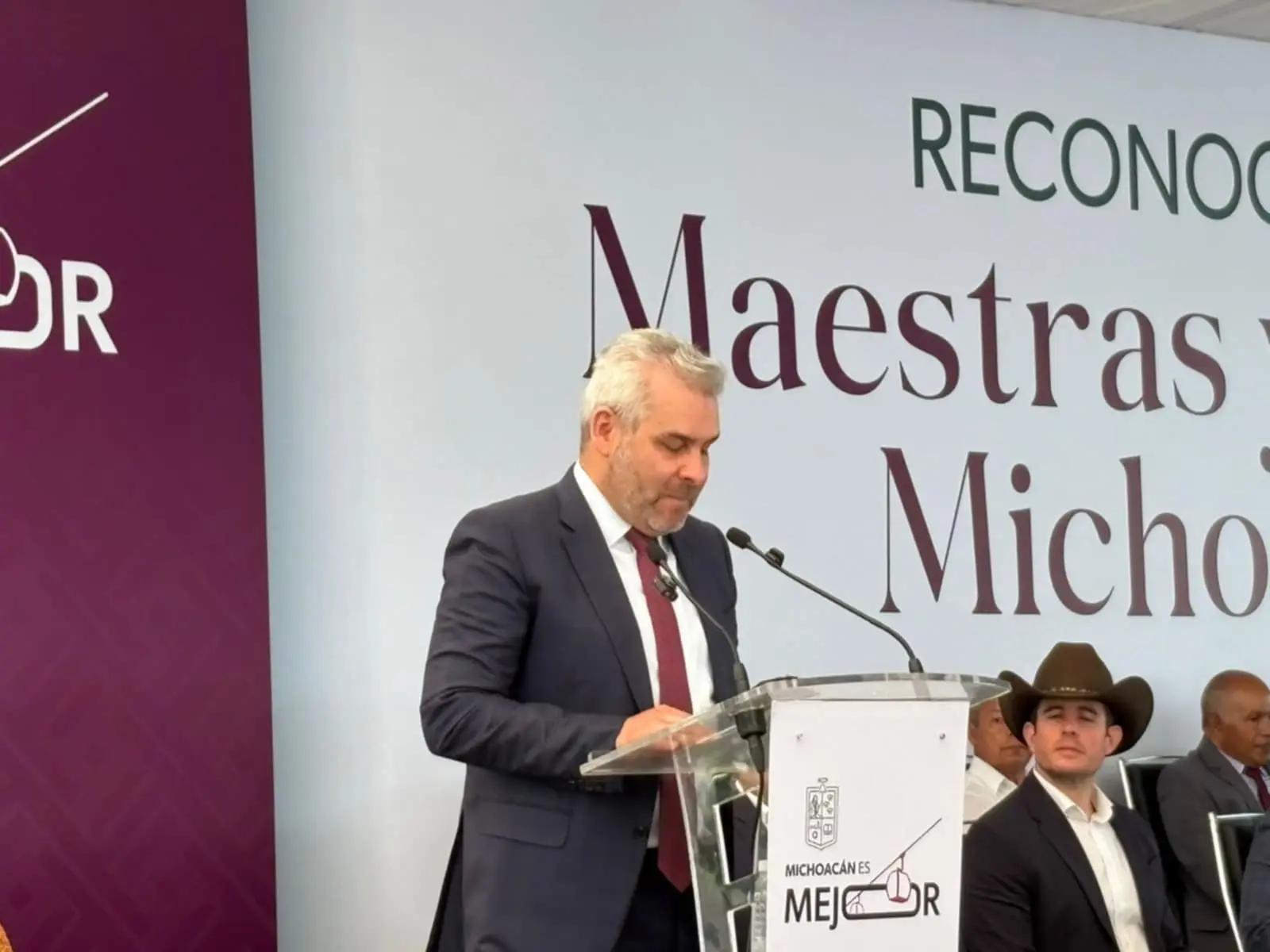 Bedolla entrega reconocimientos a maestros y maestras de Michoacán