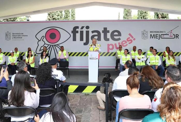Bedolla firma iniciativa para que compraventa de motos incluya casco certificado