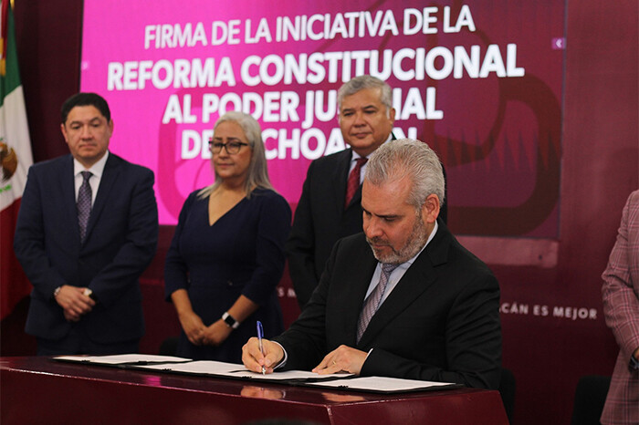 Bedolla firma y entrega al Congreso la iniciativa de reforma constitucional al Poder Judicial del Estado