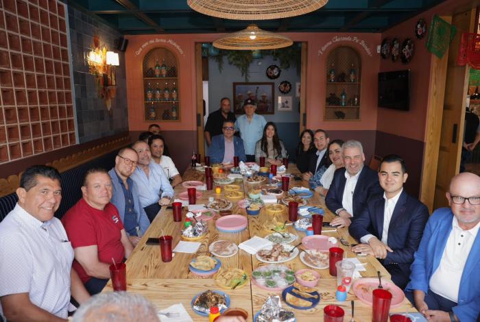 Bedolla promueve inversión entre empresarios hispanos de Illinois