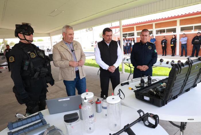 Bedolla verifica equipo especializado antibombas de la Guardia Civil