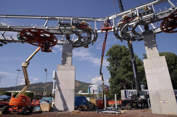 Bedolla y Doppelmayr revisan avances del teleférico de Uruapan