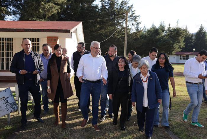 Bedolla y rectora de la Universidad Nacional Rosario Castellanos visitan espacios para campus Zitácuaro y Zacapu