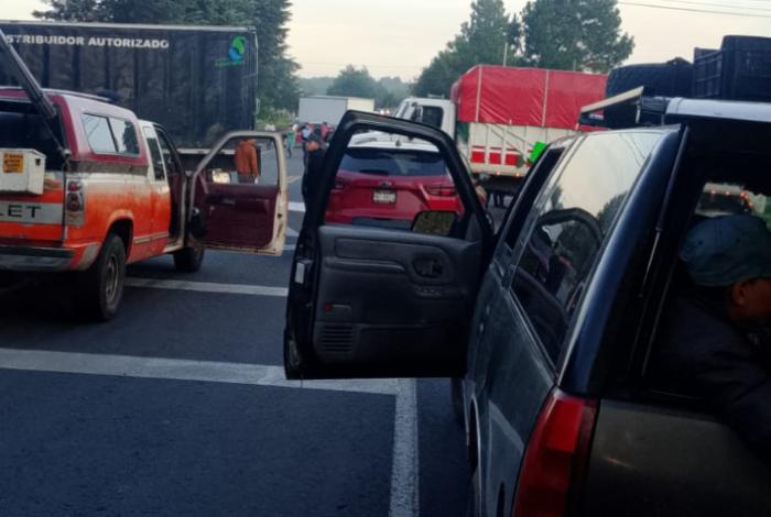 Bloqueada la carretera Uruapan–Los Reyes, por detención de un habitante de Nuevo Zirosto