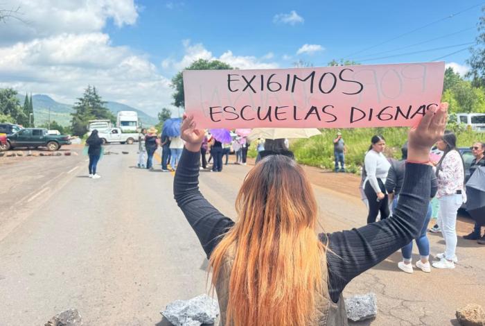 Bloquean carretera en Iratzio; exigen mantenimiento y clases en escuelas