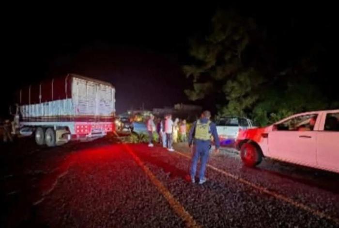 Bloquean carretera en Salvador Escalante, Michoacán para exigir búsqueda de un hombre desaparecido