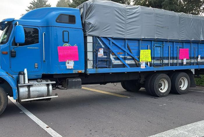 Bloquean carretera en Zacán; exigen localizar a un hombre desaparecido