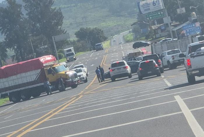 Bloquean carretera Jacona–Los Reyes por desaparición de mujer y su hija