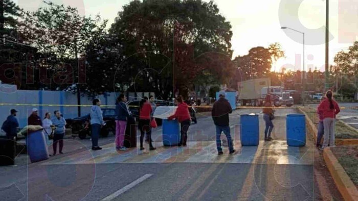 Bloquean carretera Los Reyes-Peribán por falta de docentes