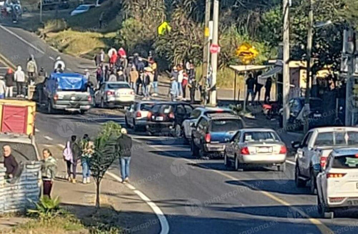 Bloquean carretera Los Reyes-Zamora, exigen localizar a compañero desaparecido