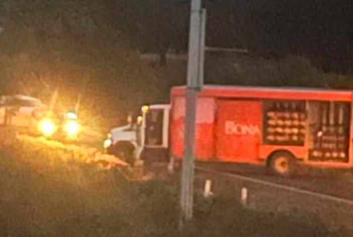 Bloquean carretera para robar tráiler en la Morelia-Quiroga; no lo logran