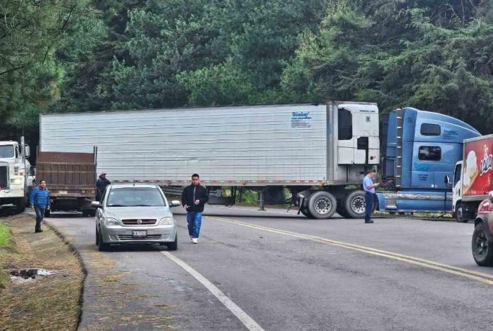 Bloquean carretera Uruapan-Los Reyes tras detención de Jefe de Tenencia en San Lorenzo