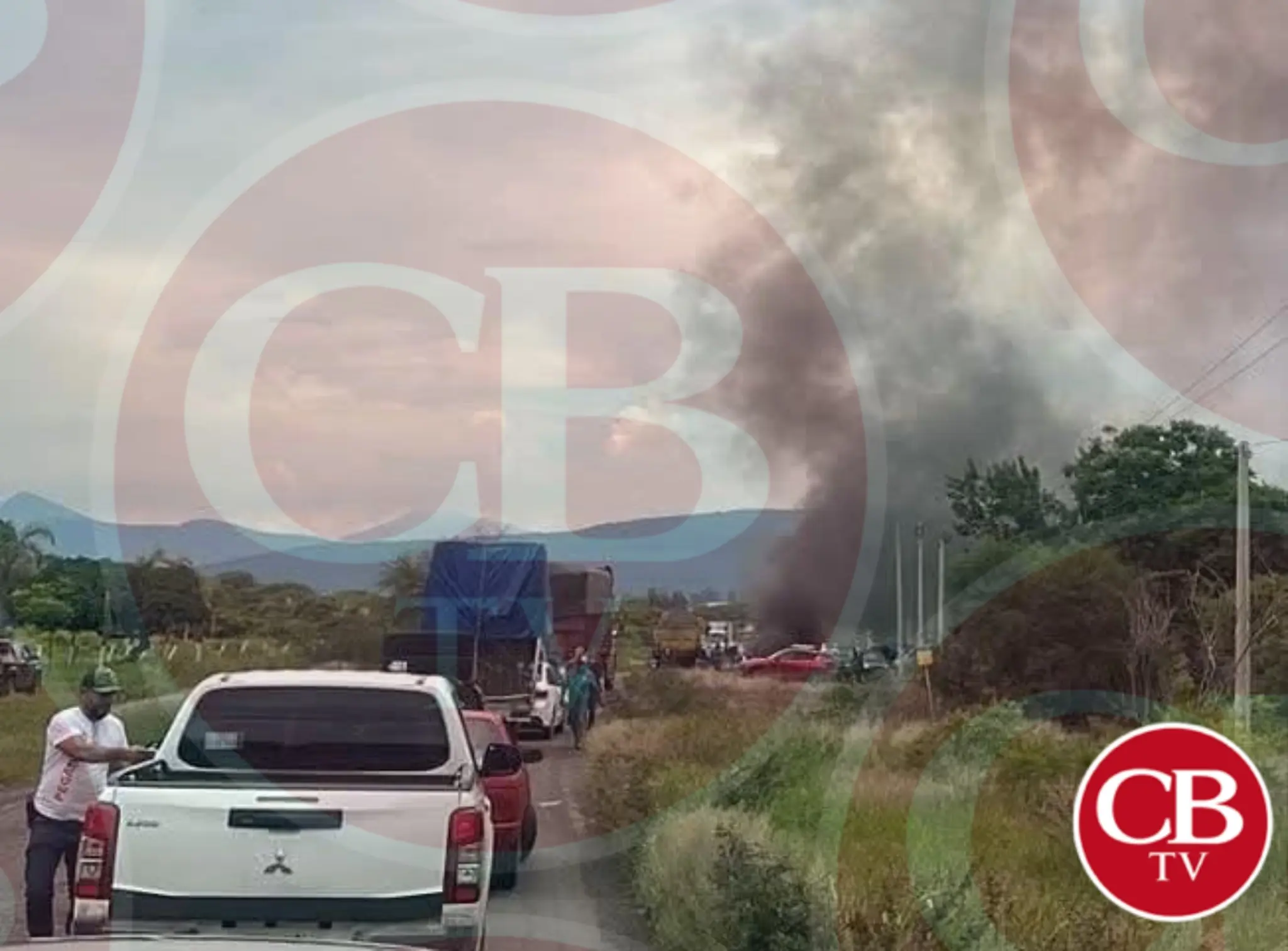 Bloquean carretera Zamora-Ixtlán a la altura de La Sauceda; acusan extorsiones de autoridades