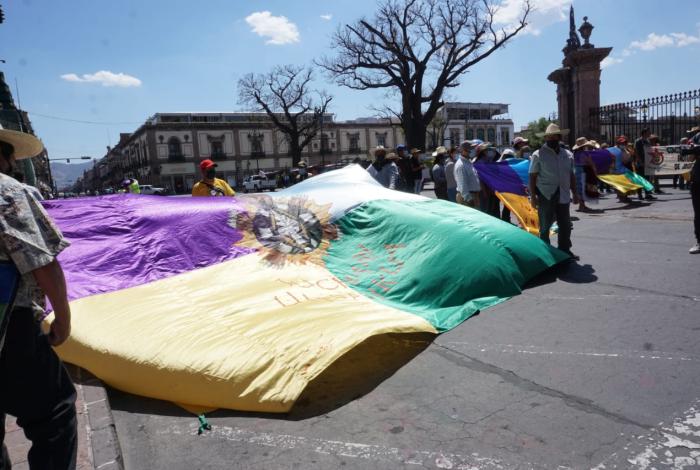 Bloquean comunidades indígenas al menos ocho puntos carreteros en Michoacán