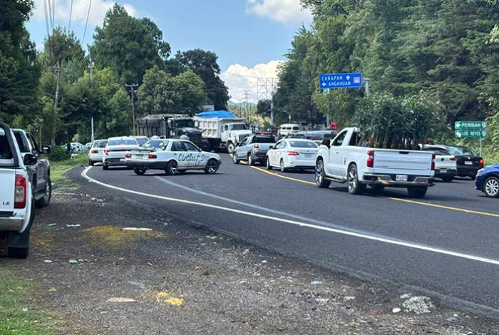 Bloquean la carretera Uruapan-Paracho por dos desaparecidos