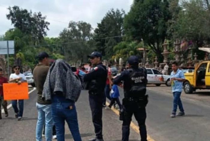 Bloquean la Quiroga-Tzurumútaro; exigen la aparición de un habitante de Tzintzuntzan