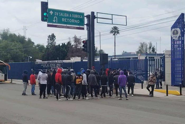 Bloquean normalistas el Libramiento de Morelia; piden libertad de un acusado de asesinato