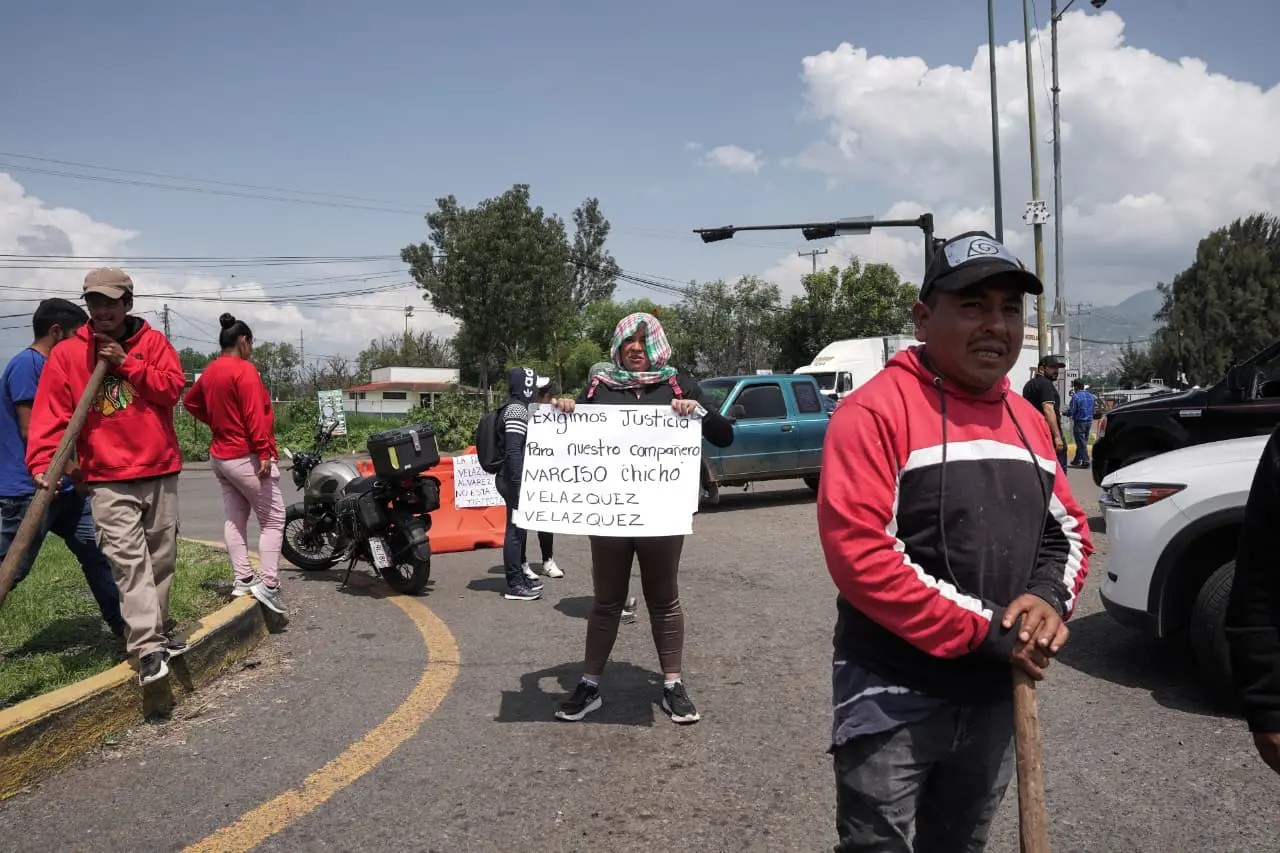 Bloquean periférico de Morelia frente a FGE; exijen justicia por Narciso