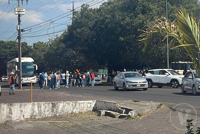 Bloqueo de normalistas perjudica el tránsito en la zona del Distribuidor Vial Salida a Pátzcuaro