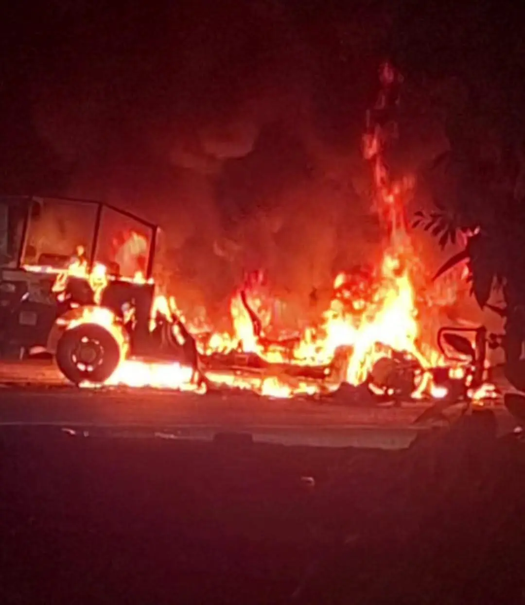 Bloqueo y quema de vehículos tras homicidio de autoridades comunales de Pomaro