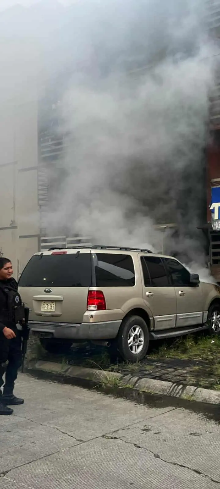 Bomberos apagan camioneta en Campo Nubes