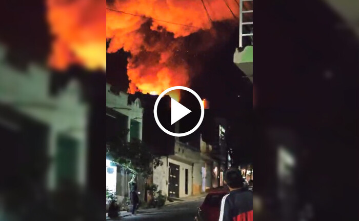 Bomberos combaten incendio en La Unión, en Morelia