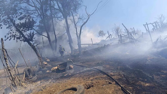 Bomberos controlan fuerte incendio a un costado de la autopista Siglo XXI