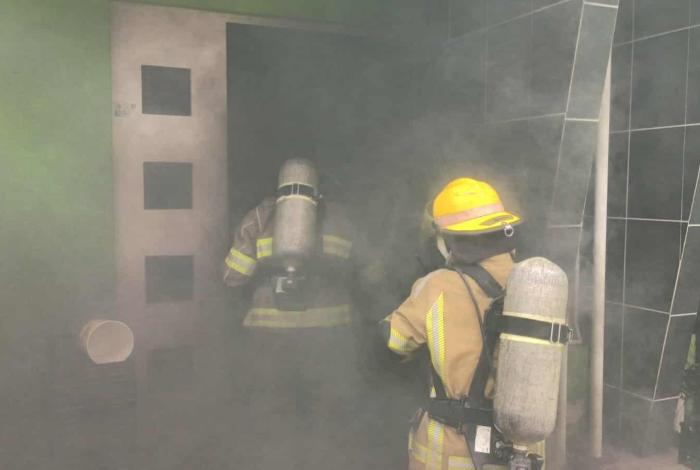 Bomberos de la CEPCM combaten incendio en domicilio de la colonia Agustín Arriaga Rivera, Morelia