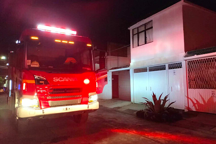 Bomberos estatales atienden reporte de incendio en la colonia Molino de Parras