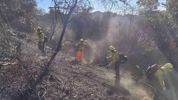 Bomberos mexicanos llegan a Los Ángeles para combatir incendios