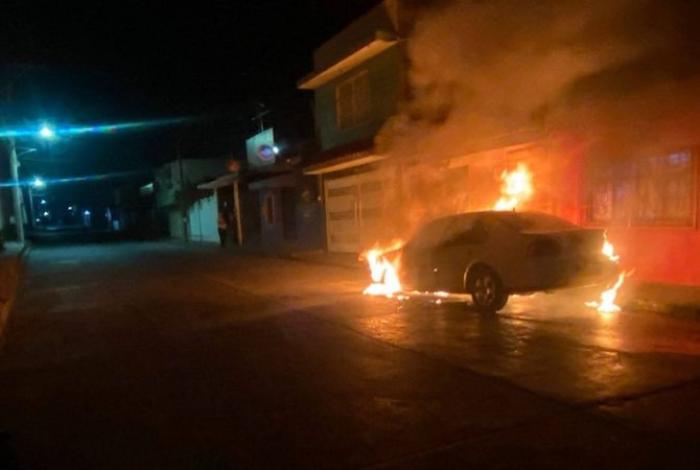 Bomberos sofocan incendio de auto en Zitácuaro