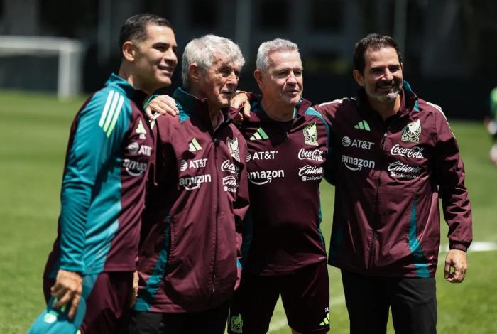 Bora Milutinovic visita la concentración de la Selección Mexicana