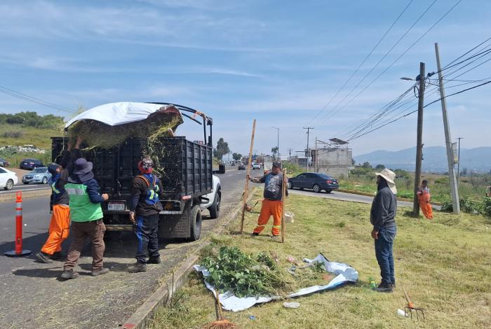 Brigadas de Servicios Públicos intervienen carretera a salida a Quiroga