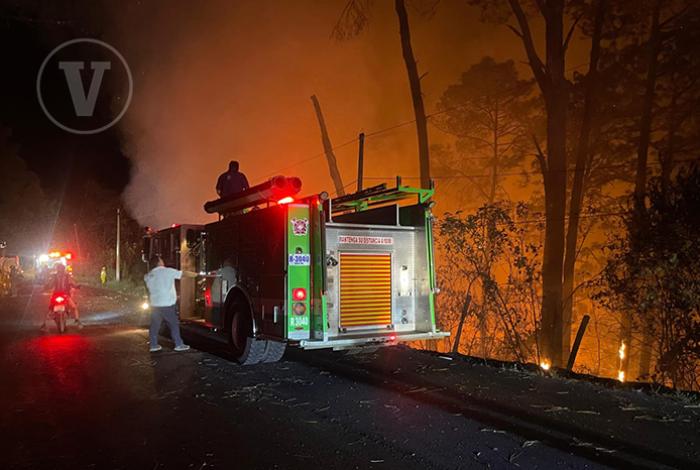 Brigadista muere calcinado al desbarrancar e incendiarse su auto, en Uruapan