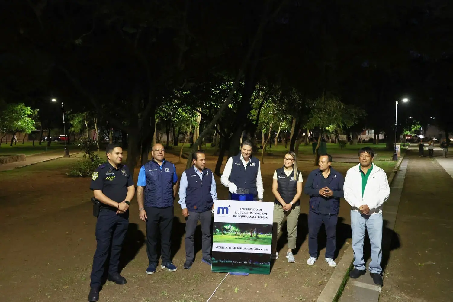 Brilla el bosque Cuauhtémoc con nueva iluminación; Alfonso realiza encendido