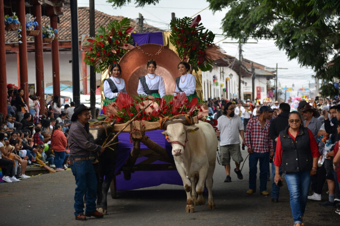 Brillo y gran colorido durante el desfile de la Feria del Cobre, en Santa Clara