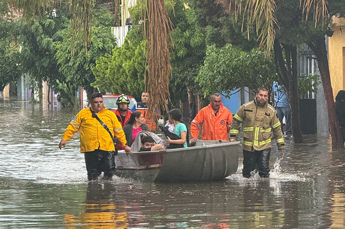 Brinda PC estatal apoyo a habitantes de colonia Prados Verdes afectados por inundación