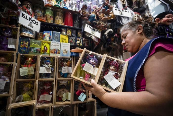 Brujos, duendes y amuletos: la apuesta esotérica de los mexicanos para recibir el 2026