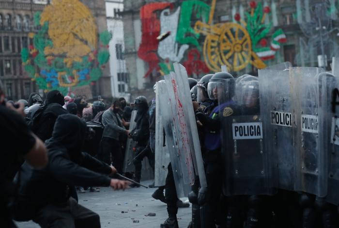 Brutal arremetida de manifestantes deja 94 heridos en marcha por 2 de octubre