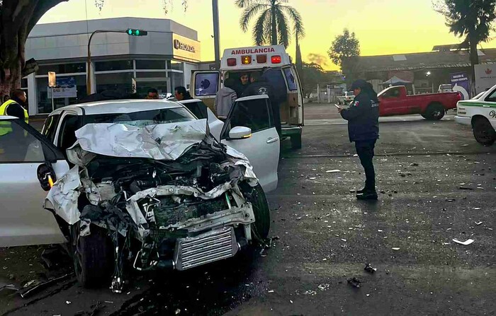 Brutal choque deja dos heridos graves en Uruapan