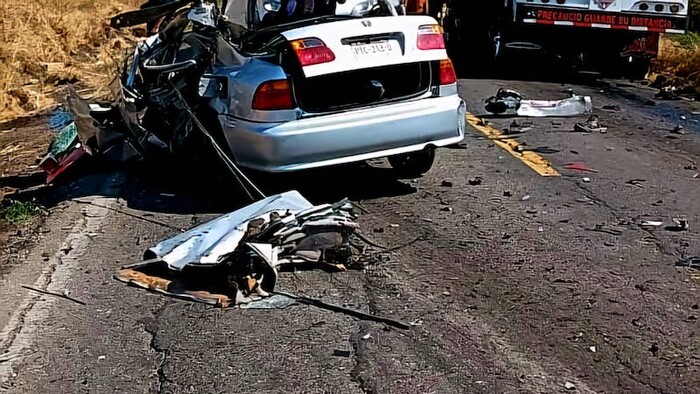 Buenavista: Muere una pareja tras chocar su auto contra pipa de agua