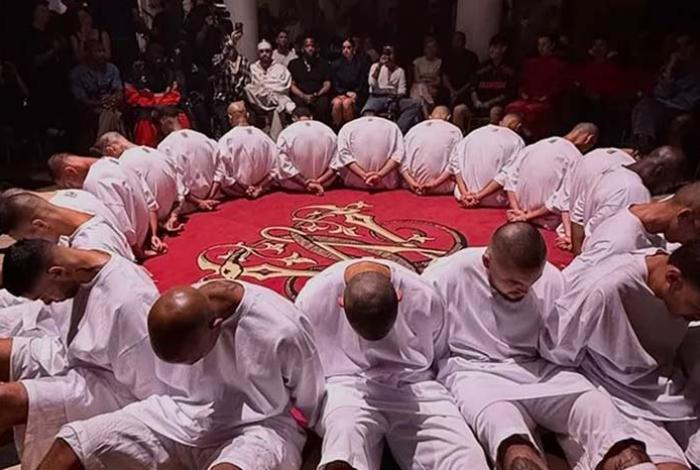 Bukele, molesto por crítica a su megacárcel durante desfile de moda en París
