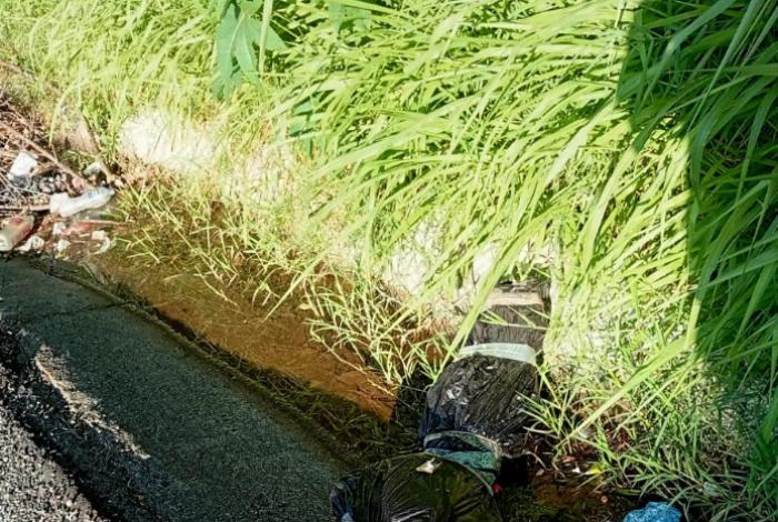 Bulto embolsado moviliza a policías, sobre la carretera libre Uruapan-Lombardía