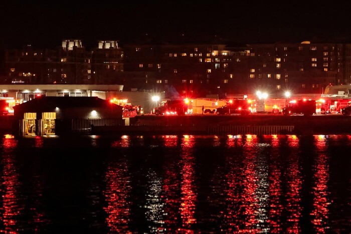 Buscan a fallecidos tras choque entre avión de American Airlines y helicóptero en Washington