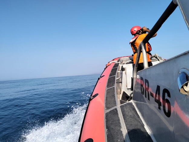 Buscan a joven que se perdió en el mar