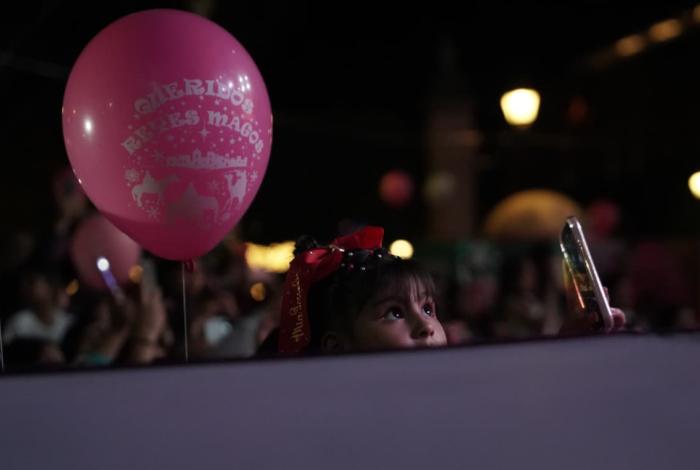 Cabalgata, sonrisas y buenos deseos enmarcan visita de los Reyes Magos a Morelia