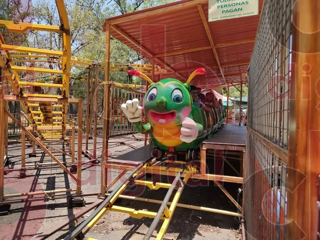 Cada fin de semana, familias enteras disfrutan de los juegos mecánicos del Bosque Cuauhtémoc, en Morelia